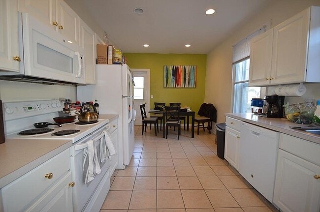 81 Gibbs St, Unit 3 in Brookline, MA - Building Photo - Building Photo