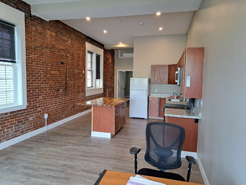 8 Depot St in Pittsfield, NH - Building Photo