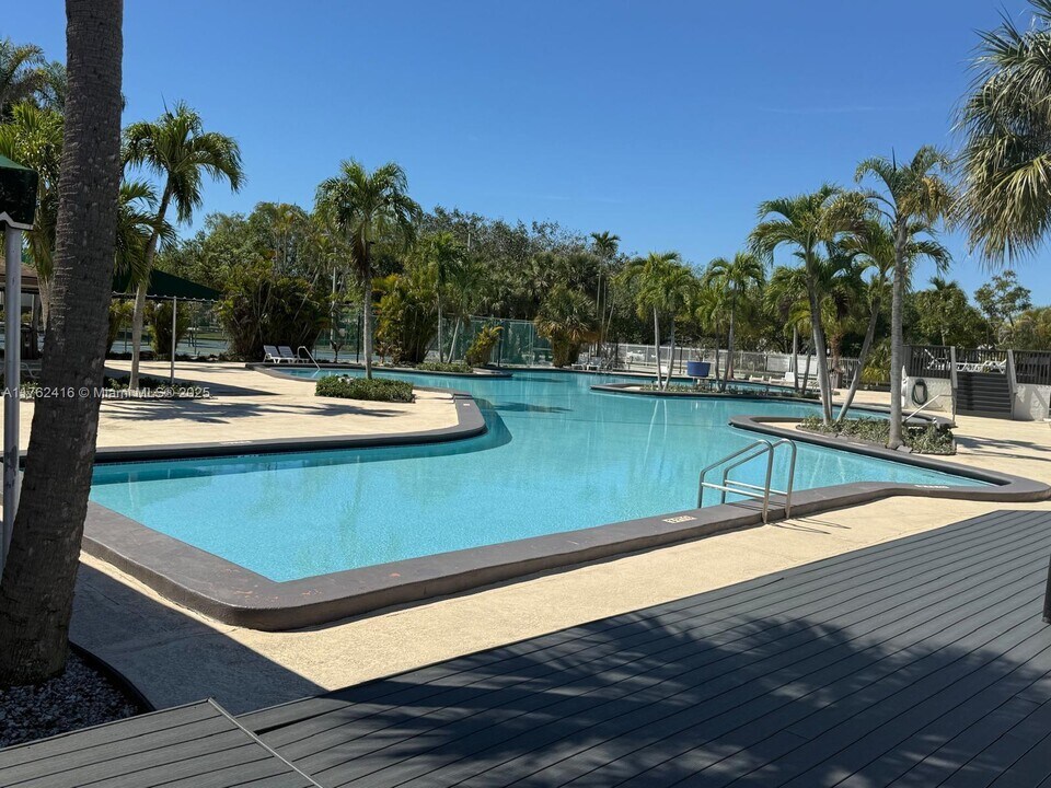 10915 SW 71st Ln in Miami, FL - Building Photo