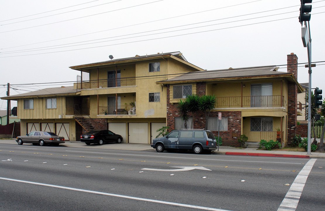 12000 Birch Ave in Hawthorne, CA - Building Photo