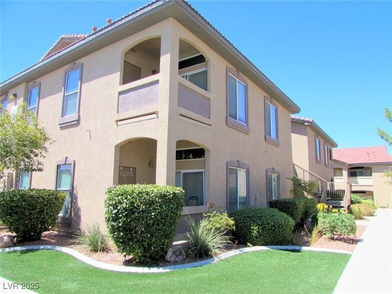 2305 W Horizon Ridge Pkwy, Unit 1422 in Henderson, NV - Foto de edificio