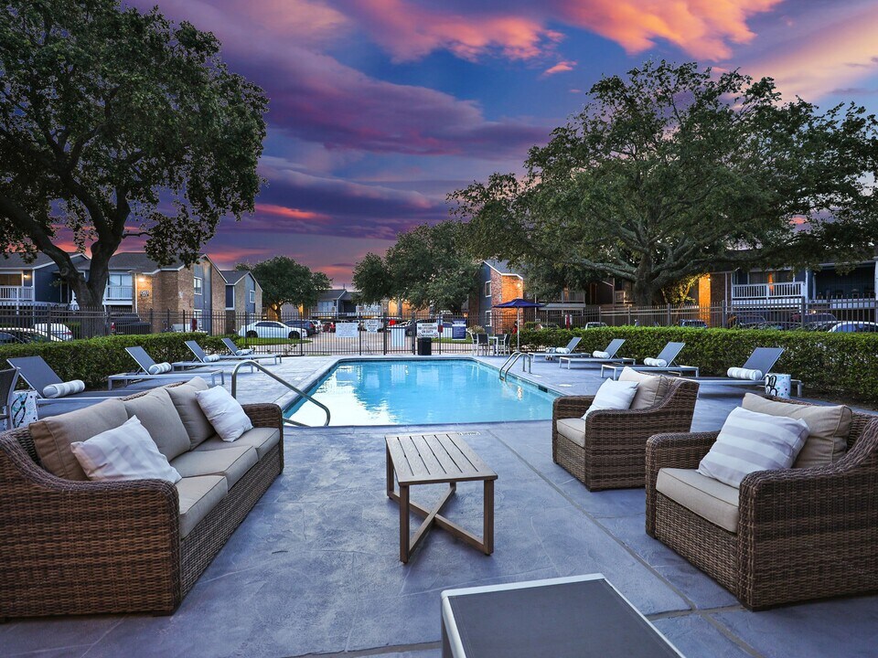 Barringer Square in Webster, TX - Building Photo