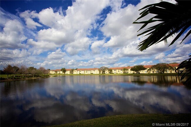595 Vista Isles Dr in Plantation, FL - Building Photo - Building Photo