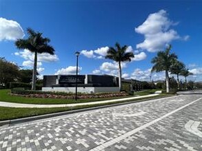 10547 N Lago Vista Cir in Parkland, FL - Building Photo - Building Photo