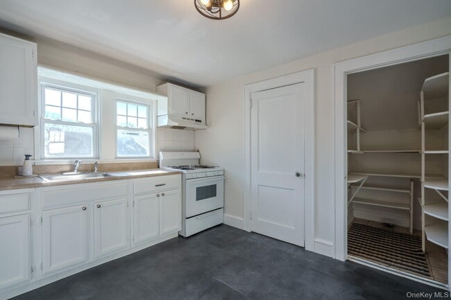 52 Irma Ave in Port Washington, NY - Building Photo - Building Photo