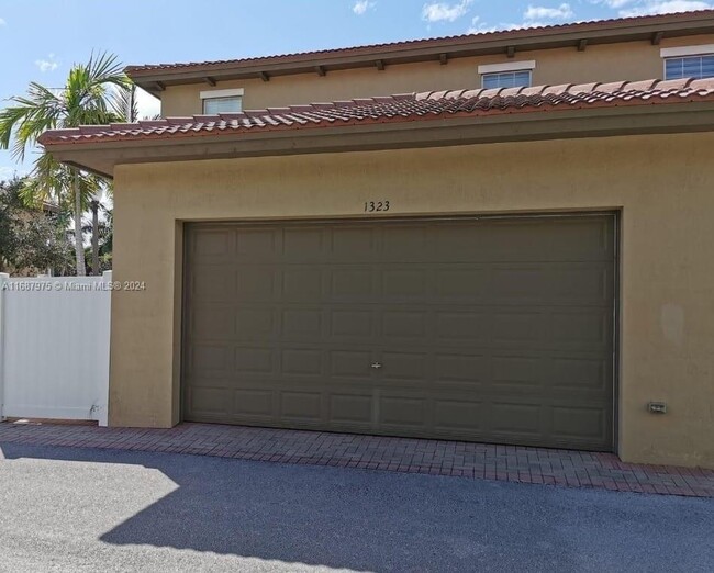 1323 SW 147th Ave in Pembroke Pines, FL - Foto de edificio - Building Photo