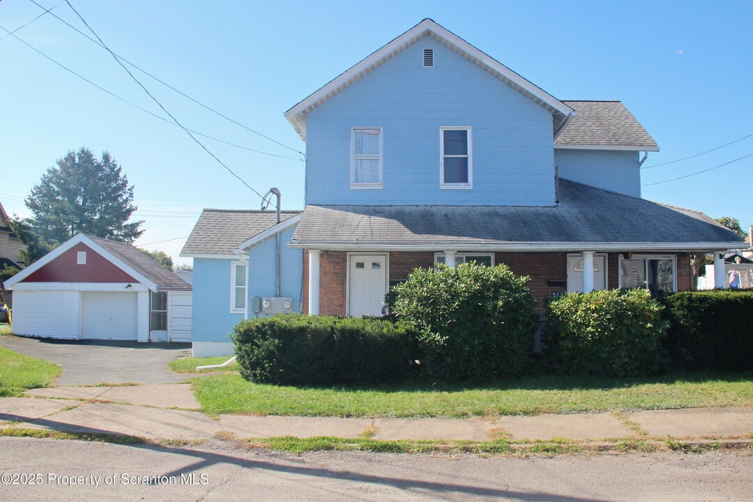 144 E Grace St in Old Forge, PA - Building Photo