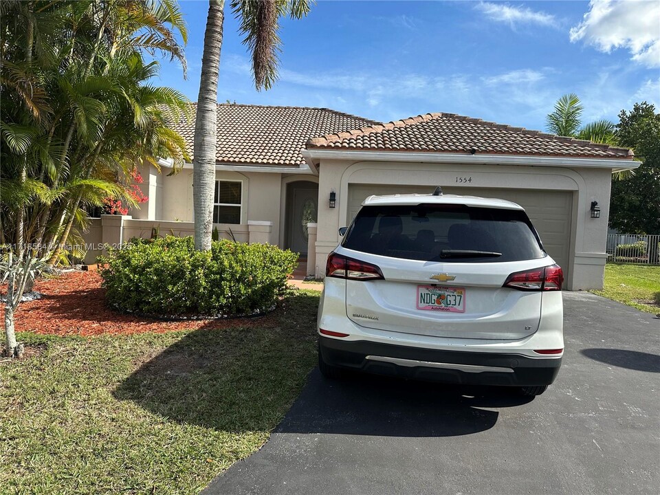 1554 Orion Ln in Weston, FL - Building Photo