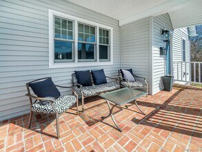 17 Winans Pl in Locust Valley, NY - Building Photo - Building Photo