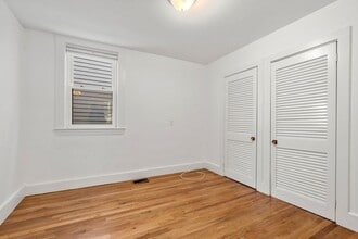 153 Oak St, Unit #153 in Newton, MA - Foto de edificio - Building Photo