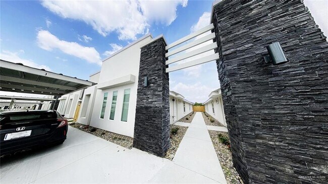 3413 Sahara Dr-Unit -4 in Edinburg, TX - Foto de edificio - Building Photo