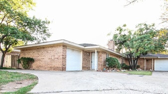 7908 Aberdeen Ave in Lubbock, TX - Building Photo