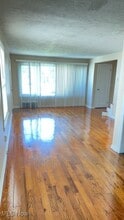 1540 E 256th St-Unit -Right in Euclid, OH - Foto de edificio - Building Photo