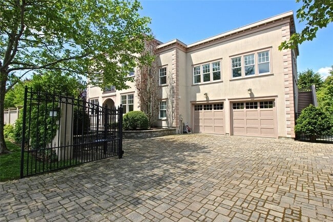 203 Coggeshall Ave, Unit 2 in Newport, RI - Building Photo - Building Photo