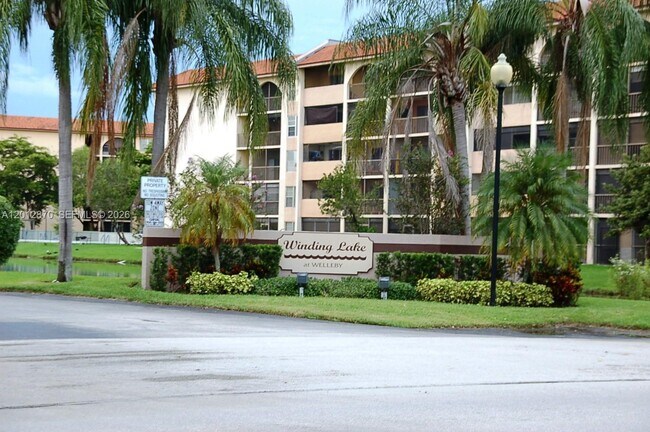 10025 Winding Lake Rd in Sunrise, FL - Building Photo - Building Photo