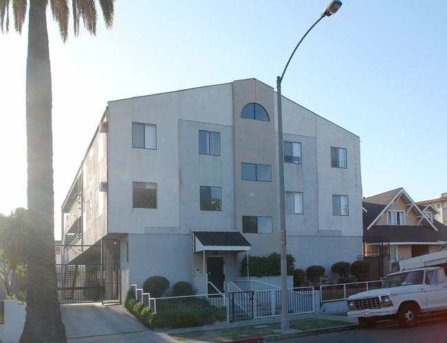 411 N Kenmore Ave in Los Angeles, CA - Foto de edificio - Building Photo