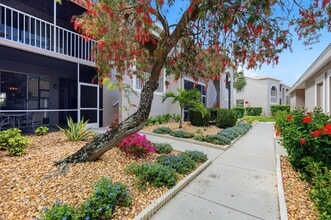 8951 Veranda Way, Unit #615 in Sarasota, FL - Foto de edificio - Building Photo