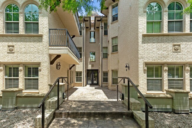5801 Hillcrest Ave in Dallas, TX - Foto de edificio - Building Photo
