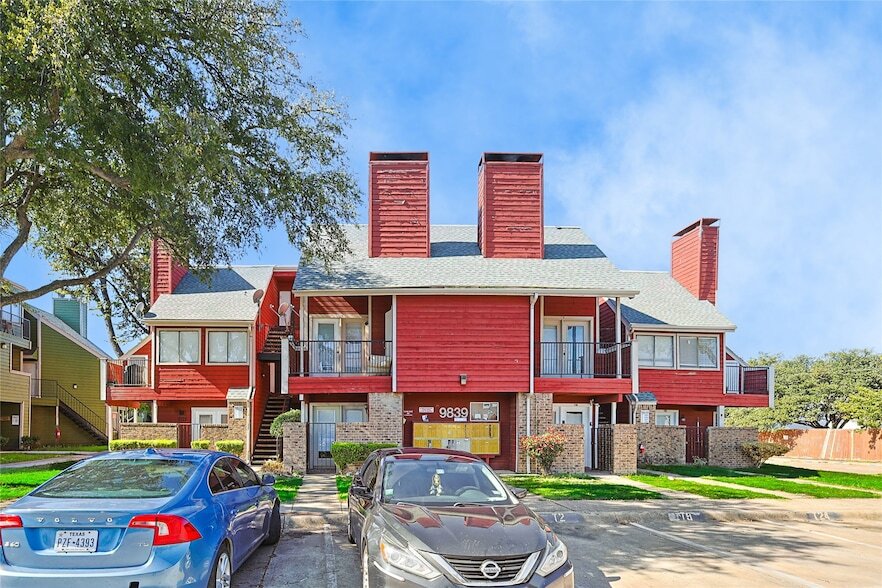 9839 Walnut St, Unit T306 in Dallas, TX - Building Photo