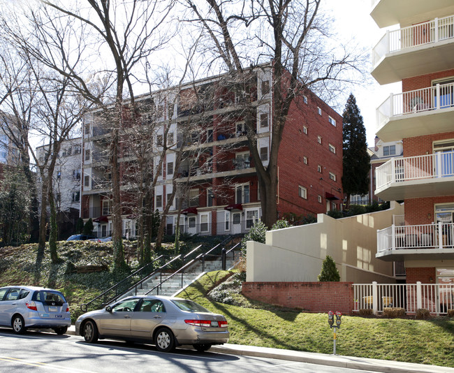 Carydale in Towne in Arlington, VA - Building Photo - Building Photo