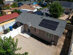 7022 Crebs Ave in Reseda, CA - Foto de edificio - Building Photo