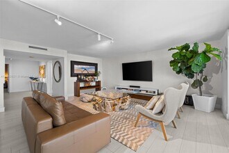 600 Grapetree Dr in Key Biscayne, FL - Building Photo - Building Photo