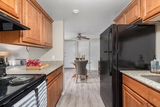 East Bay Village in Middletown, RI - Foto de edificio - Building Photo