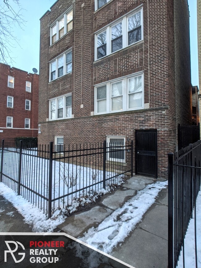 5029 N Harding Ave, Unit #5027-3E in Chicago, IL - Foto de edificio - Building Photo