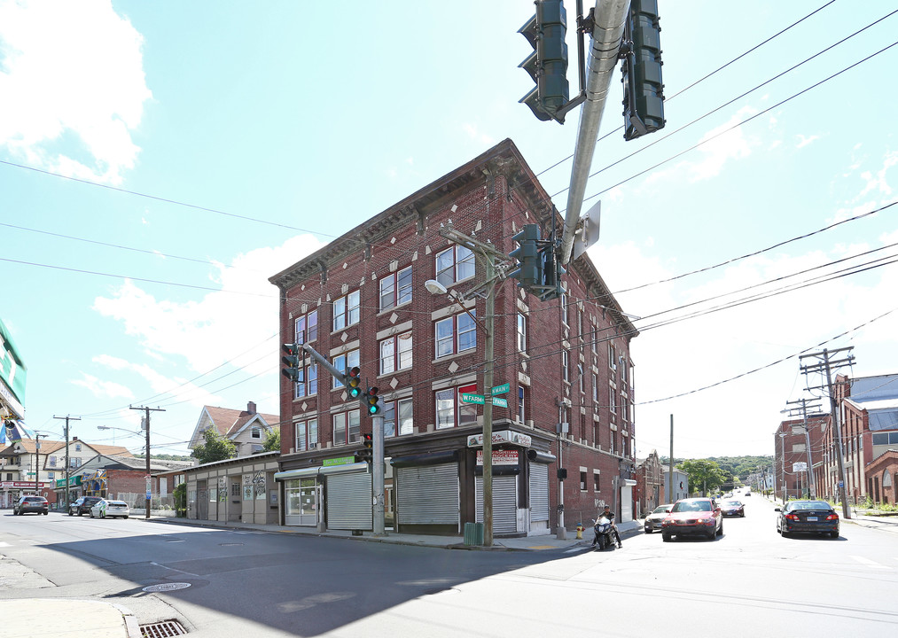 832 N Main St in Waterbury, CT - Building Photo