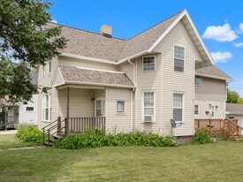 720 Pine St, Unit Upper in Manitowoc, WI - Building Photo