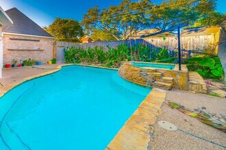 15738 Fleetwood Oaks Dr in Houston, TX - Building Photo - Building Photo