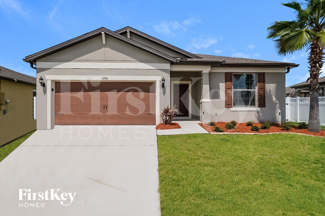 8741 Hinsdale Heights Dr in Polk City, FL - Foto de edificio