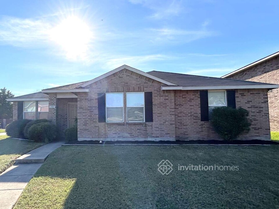 2807 Amber Waves Ln in Lancaster, TX - Foto de edificio