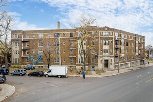 5556 De La Côte-Saint-Luc Ch in Montréal, QC - Building Photo