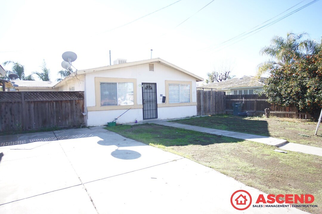 449 California Ave in Mc Farland, CA - Building Photo