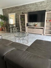 3175 NE 184th St in North Miami Beach, FL - Building Photo - Building Photo