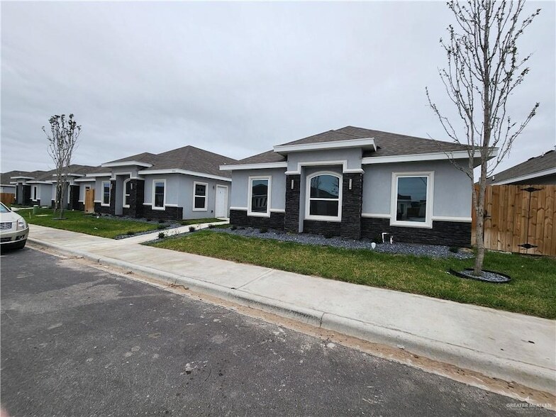 906 N Woodson Ave in Edinburg, TX - Building Photo