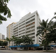 Kuhio Village in Honolulu, HI - Foto de edificio - Building Photo