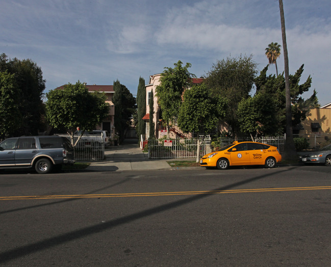 1349 N Hobart Blvd in Los Angeles, CA - Foto de edificio - Building Photo