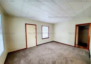 1911 Spring View St in Waterloo, IA - Building Photo - Building Photo