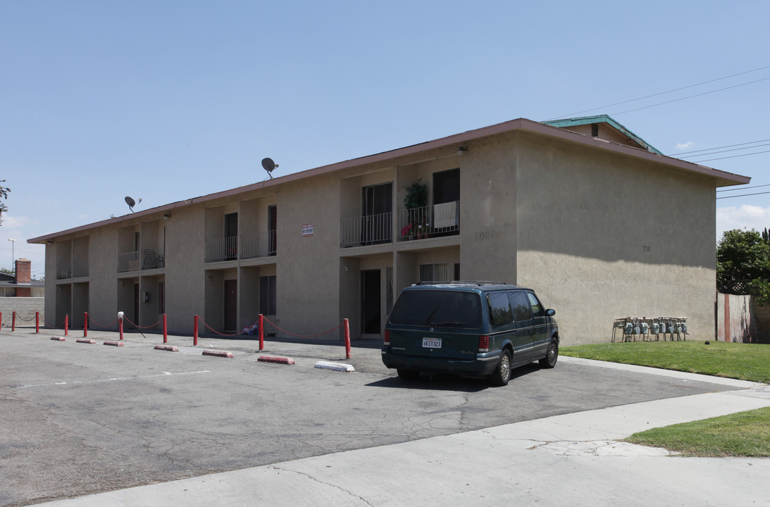 10394 Hole Ave in Riverside, CA - Foto de edificio