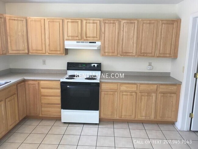 1833 Hammond St in Hermon, ME - Foto de edificio - Building Photo