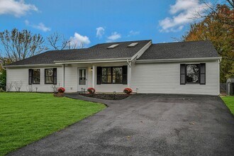 21 Crater Lake Dr in Coram, NY - Foto de edificio - Building Photo