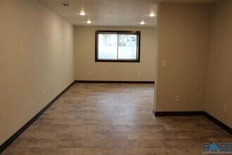 1115 N Union Ave in Madison, SD - Foto de edificio - Building Photo