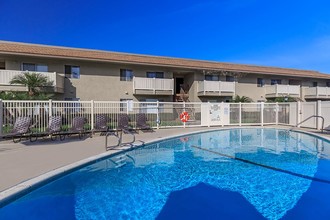 The Monrovia Apartment Homes in Costa Mesa, CA - Foto de edificio - Building Photo