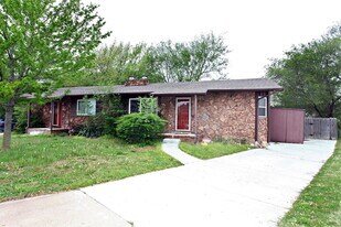 437 Hillcrest Ct N in Andover, KS - Building Photo