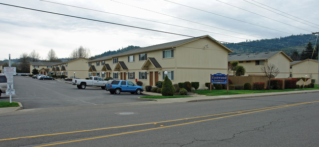 Eastwood Townhouses in Roseburg, OR - Foto de edificio - Building Photo