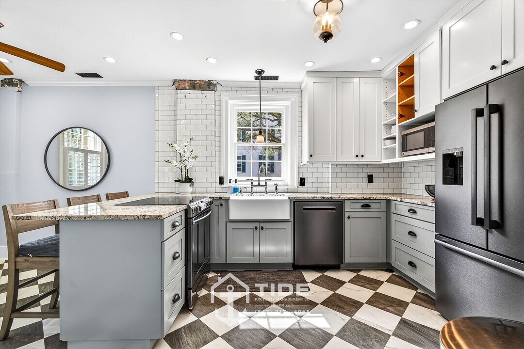 81 Ashley Ave in Charleston, SC - Building Photo