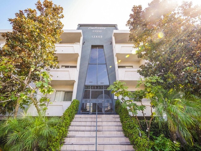 13860 Burbank Blvd in Los Angeles, CA - Foto de edificio - Building Photo