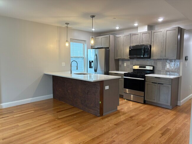 595 Main St, Unit 201 in Medford, MA - Building Photo - Building Photo